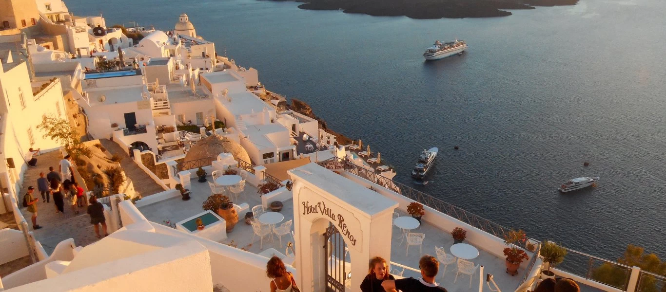 Reuters: «Η Ελλάδα καλωσορίζει τους ξένους επισκέπτες και επανεκκινεί τον θερινό τουρισμό»